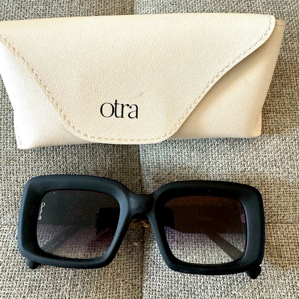 OTRA sunglasses Chelsea style like new with case